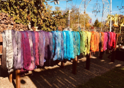 Die im Holzofen gefärbte Wolle hängt zum Trocknen auf.